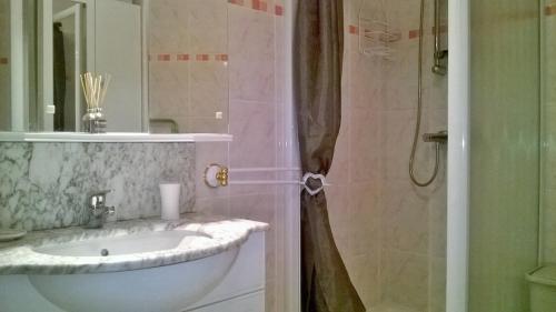 a bathroom with a sink and a shower at Bel F2 terrasse SUD à 5 min thermes in Amélie-les-Bains-Palalda
