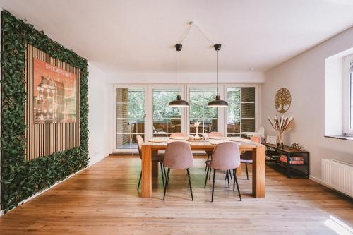 a dining room with a table and chairs at Sadebo Ferienwohnung Hamburg - Ruhig & Geräumig für 6 Gäste in Hamburg