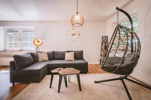 a living room with a couch and a swing at Sadebo Ferienwohnung Hamburg - Ruhig & Geräumig für 6 Gäste in Hamburg