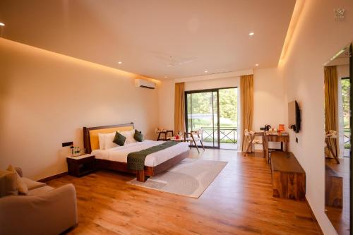 Ένα ή περισσότερα κρεβάτια σε δωμάτιο στο Mamaya Resort & Spa By Four Leaf Hotels, Garh Mukteshwar
