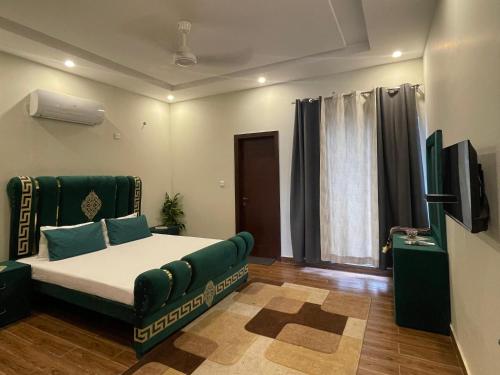 Postel nebo postele na pokoji v ubytování Green Residencia Guest House Gujar Khan