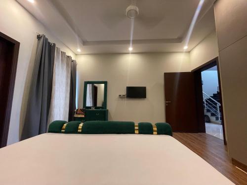 TV a/nebo společenská místnost v ubytování Green Residencia Guest House Gujar Khan