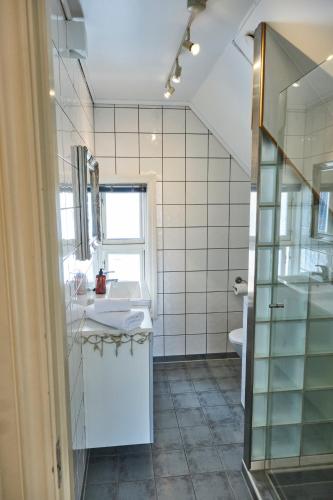 a bathroom with a sink and a mirror at HD Central Topfloor in Bergen