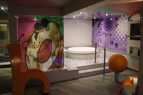 a room with a bathroom with a bath tub at Oh! Oriente Hotel in Mexico City