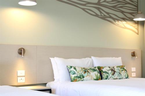 Una cama o camas en una habitación de Nightcap at Kondari Resort