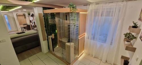 Koupelna v ubytování Appartment-Ferienwohnung mit Küche, Bad, WLAN, Klimaanlage, Modern eingerichtet