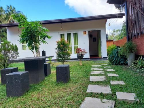 Κήπος έξω από το Dhanashi Villa Talalla