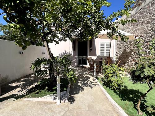 Κήπος έξω από το Lemon Tree House nahe Sant Antioco & Kitespot
