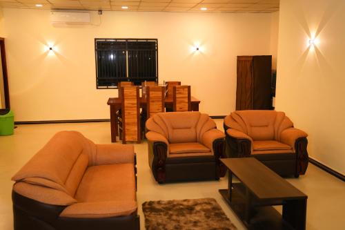 a waiting room with two chairs and a table at Nelli Point Guest House in Jaffna