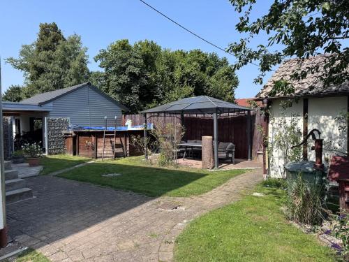 a backyard with a picnic table and a house at Unger's Ferienwohnung in Isny im Allgäu