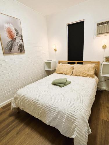 Postel nebo postele na pokoji v ubytování Stylishly Renovated Abode