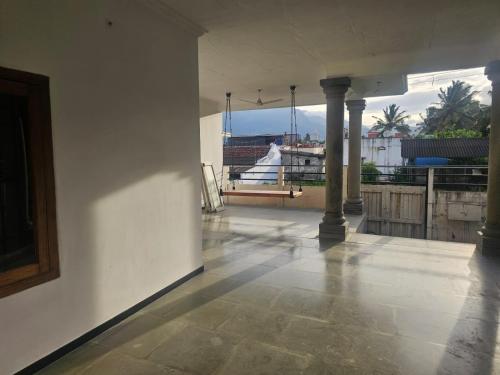 Un balcón o terraza en Spacious Room with attached bathroom
