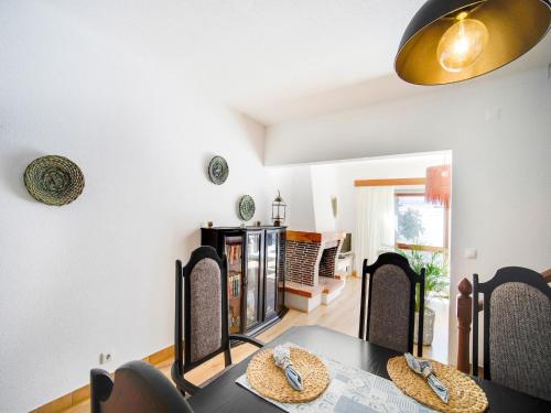 jadalnia ze stołem i krzesłami w obiekcie Holiday Home near Baleal Beach w mieście Ferrel