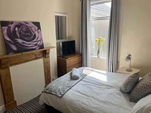 a bedroom with a bed and a window at 101 - Room 4 - Uplands in Sketty