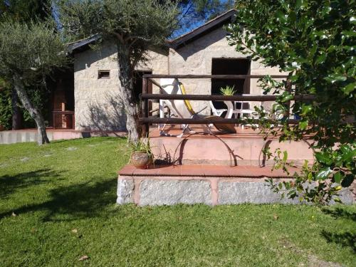 Κήπος έξω από το Cosy Farmhouse with private pool and mountain view