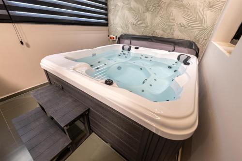 a jacuzzi tub in the middle of a room at Sea Suites - סוויטות מהממות עם מרפסת ליד המרינה באשקלון in Ashqelon
