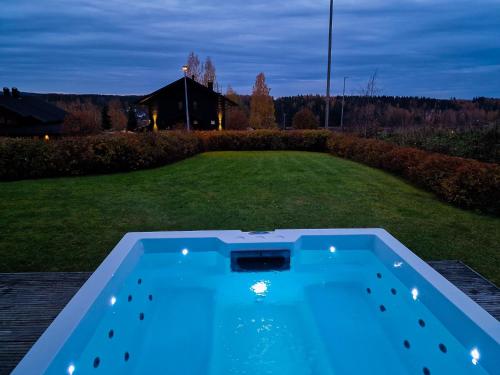 - une piscine au milieu d'une cour la nuit dans l'établissement Villa Lumikki 1&2 - 16 hlö, Both villas, Luoteis-Himos Ski-inout, à Jämsä