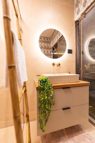 a bathroom with a sink and a mirror at Sea Suites - סוויטות מהממות עם מרפסת ליד המרינה באשקלון in Ashqelon