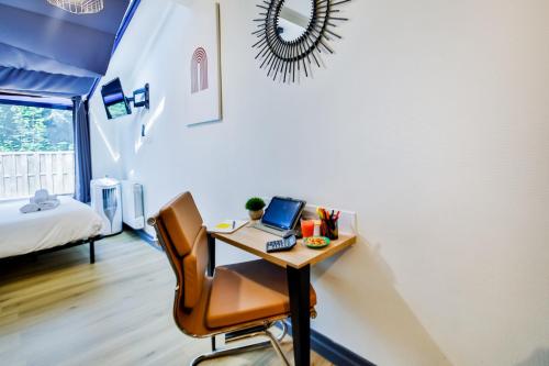 a desk with a laptop and a chair in a room at WS Tour Eiffel - Nicolo in Paris