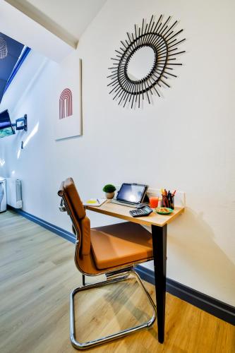 an office with a desk with a laptop on it at WS Tour Eiffel - Nicolo in Paris