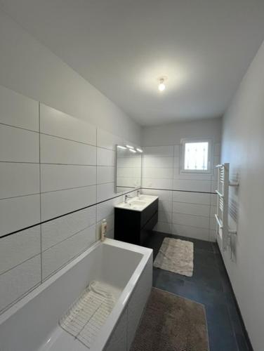 Ένα μπάνιο στο Maison de campagne dans les Pyrénées -option piscine en été