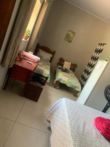 a small room with a table and a chair at Refúgio aconchegante no coração da cidade in Carolina