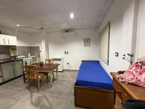 una camera con letto e tavolo e una cucina di Monoambiente Smart en Corrientes a Corrientes