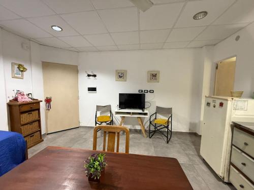 una stanza con tavolo, sedie e cucina di Monoambiente Smart en Corrientes a Corrientes