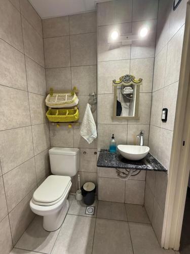 a bathroom with a toilet and a sink at Monoambiente Smart en Corrientes in Corrientes