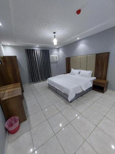 a bedroom with a large white bed in a room at تميز الحمدانية Tamayoz Al-Hamdaneyah in Jeddah