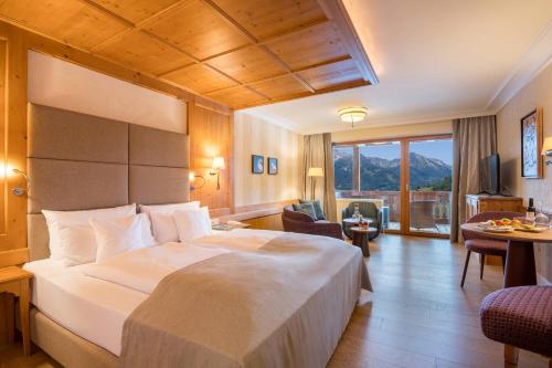 Ein Bett oder Betten in einem Zimmer der Unterkunft Hotel Bergblick 5 Sterne