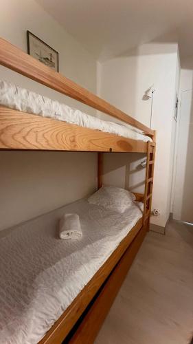 a couple of bunk beds in a room at Arcachon les pieds dans l'eau in Arcachon