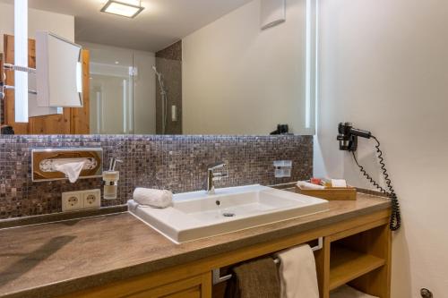 Ein Badezimmer in der Unterkunft Hotel Bergblick 5 Sterne