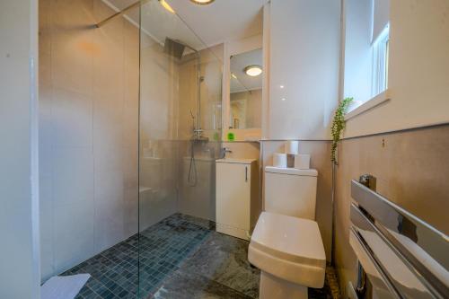 Ένα μπάνιο στο Stunning 1 Bedroom 4 Guest Flat by Anfield Stadium