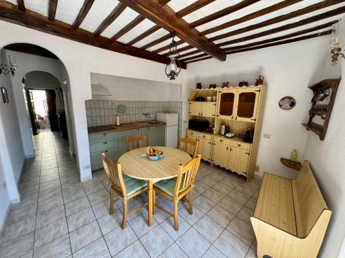 a kitchen and dining room with a table and chairs at Casa i capperi in Marciana