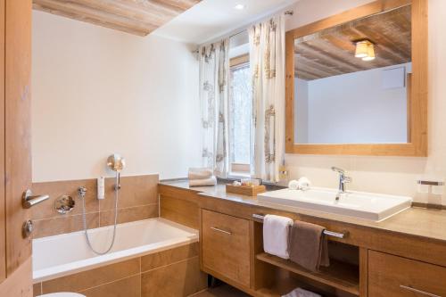 Ein Badezimmer in der Unterkunft Hotel Bergblick 5 Sterne
