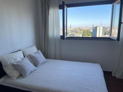 Ένα ή περισσότερα κρεβάτια σε δωμάτιο στο Appartement stunning view Paris