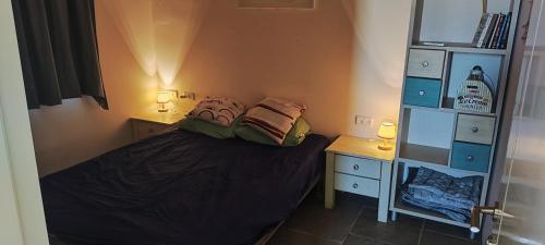 Postel nebo postele na pokoji v ubytování פינה של נחת במצפה רמון