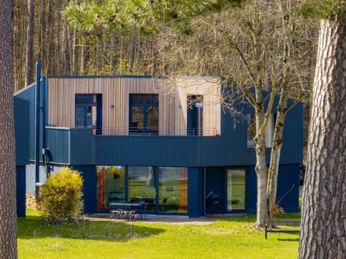 Κήπος έξω από το Traumhaus direkt am See mit Dachterrasse, Kamin und Badewanne