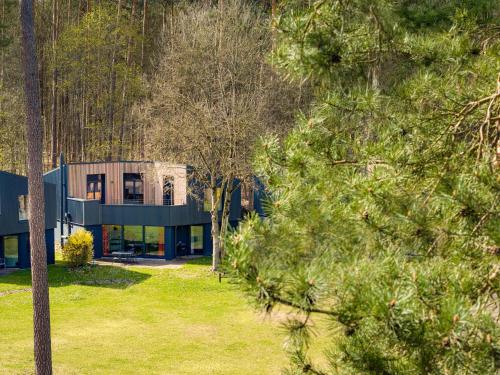 Κήπος έξω από το Traumhaus direkt am See mit Dachterrasse, Kamin und Badewanne