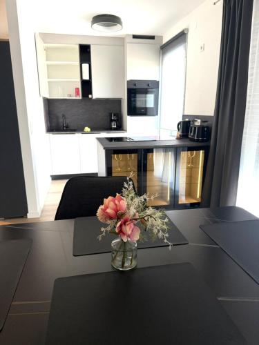a vase with flowers on a table in a kitchen at Geisfelder Suites , Zuhause auf Zeit in Bamberg