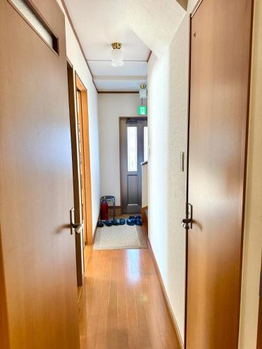a hallway with an open door and a hallway with at Izu Shirada Villa 伊豆白田家 in Higashiizu