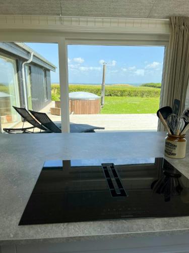 Φωτογραφία από το άλμπουμ του Summer House With Wilderness Bath And Water Views σε Vinderup