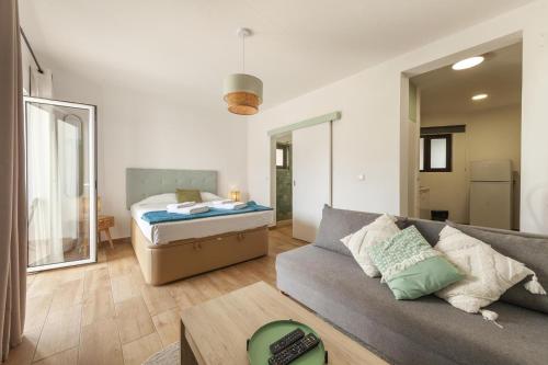 un soggiorno con un divano e un letto di Luz Studio in Praia da Luz a Luz