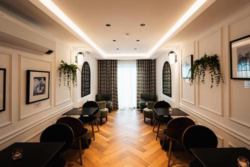 a restaurant with tables and chairs in a room at Royale Sainte Hélène Boutique Hotel in Birkirkara