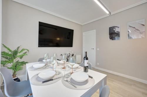 ログローニョにあるApartamento Momentos by Clabaoの白いテーブルと椅子のある白いダイニングルーム