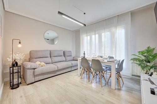 ログローニョにあるApartamento Momentos by Clabaoのソファとテーブルのあるリビングルーム