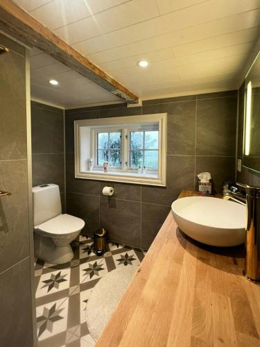 Bilik mandi di Restored Farmhouse By The Sea In Kvalheim