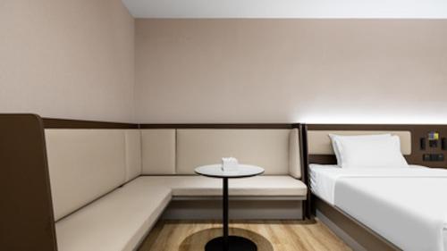 a room with a bed and a table in it at Hanting Hotel Beijing Wanfeng Road Qilizhuang Subway Station in Beijing