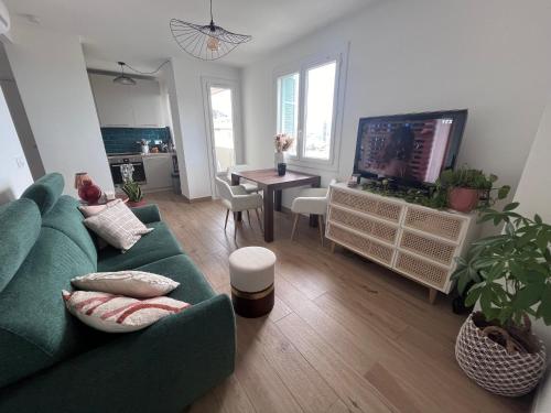 2 room renovated sea view, near Monaco